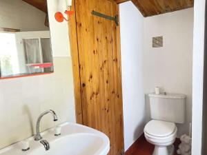Kúpeľňa v ubytovaní Maison familiale proche plage avec jardin, terrasse et 6 couchages à L'Épine - FR-1-224B-184