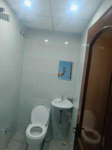 Um banheiro em OYO Hotel Sawan