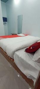 um par de camas sentado num quarto em OYO Hotel Sawan em Meerut