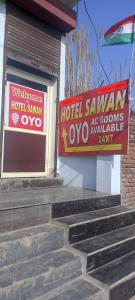 alguns sinais na lateral de um edifício em OYO Hotel Sawan em Meerut