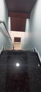 uma escada rolante num edifício com um sinal em OYO Hotel Sawan em Meerut