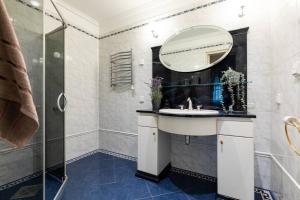 un baño con lavabo y espejo en DICTUMFACTUM Luxury Residence, en Tallin 18 fotos más