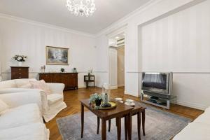 una sala de estar con un sofá y una mesa en DICTUMFACTUM Luxury Residence, en Tallin