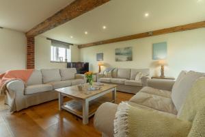 Khu vực ghế ngồi tại The Big Barn 6