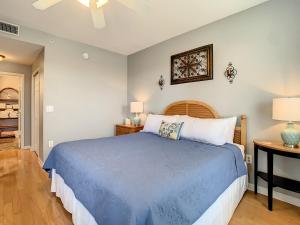 Giường trong phòng chung tại Seaside at Anastasia E204