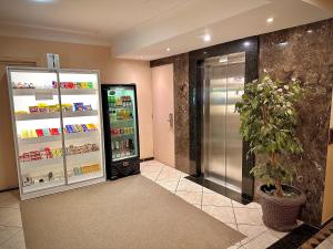 uma loja com um frigorífico e um vaso de plantas em Tri Hotel Lajeado em Lajeado