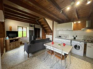 Køkken eller tekøkken på Écrin de verdure pour couple avec parking - FR-1-489-447 + 14 billeder