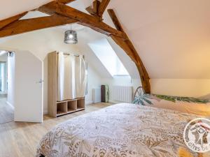 ボジェにあるGîte de groupe avec salle de jeux, jardin 4000m², proche forêt de Chandelais et Zoo de la Flèche - FR-1-622-56のベッドルーム1室(大型ベッド1台、木製の梁付)