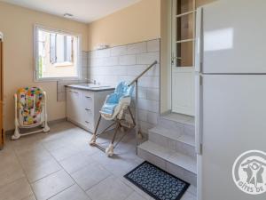 ボジェにあるGîte de groupe avec salle de jeux, jardin 4000m², proche forêt de Chandelais et Zoo de la Flèche - FR-1-622-56のシンクと冷蔵庫付きのキッチン +27枚の写真