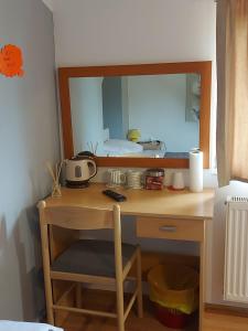 a wooden desk with a mirror in a room at Guest House Neno in Ogulin