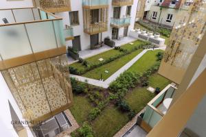 vista sul soffitto di un cortile in un edificio di Grand Suites Central a Budapest