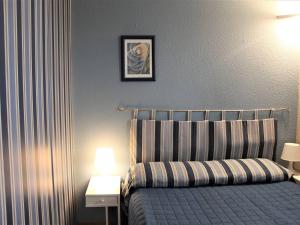 En eller flere senger på et rom på Appartement Villeneuve-Loubet, 2 pièces, 3 personnes - FR-1-252A-102