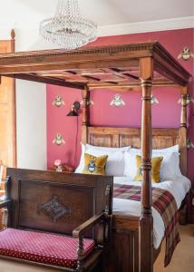 A bed or beds in a room at Strathallan Bed and Breakfast