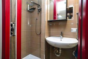 y baño con lavabo y espejo. en Incantevole appartamento ristrutturato nella Darsena di Pozzuoli, en Pozzuoli