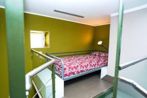 a small room with a bed in a green wall at Incantevole appartamento ristrutturato nella Darsena di Pozzuoli in Pozzuoli