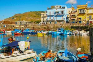 een groep boten is aangemeerd in een haven bij Incantevole appartamento ristrutturato nella Darsena di Pozzuoli in Pozzuoli