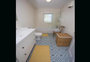 y baño con lavabo blanco y aseo. en Brittas Bay Park Holiday Home No 44, en Brittas Bay