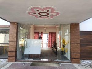 a lobby of a building with a chandelier at POP 80511J Palki Hotel And Marriage Palace in Singhāna