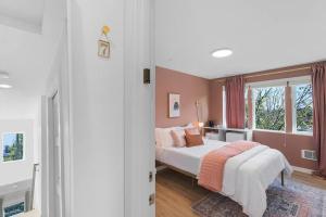 een slaapkamer met een bed en een raam bij Chris's Sweet Suite - 84 Walkscore in Seattle