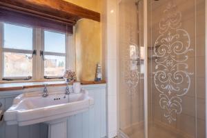 Et badeværelse på Church Cottage CA + 24 billeder