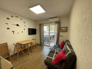 TV a/nebo společenská místnost v ubytování appartement situé a 100 m de la plage