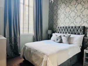 a bedroom with a bed with white sheets and pillows at Charming 1-Bed City Centre Apartment in Edinburgh in Edinburgh