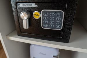 a remote control sitting on top of a cabinet at HY 2 SIBIU in Şelimbăr