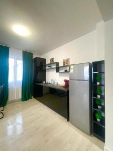 eine Küche mit einem Kühlschrank und einem Schreibtisch in der Unterkunft Residence 1 in Ploieşti