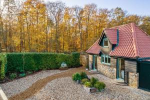 une maison avec un toit rouge et un cimetière dans l'établissement Bumblebee Cottage, à Barnham