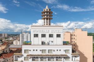 un edificio con una torre encima en Monreale Express Ribeirão Preto, en Ribeirão Preto