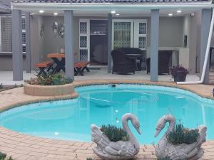 uma piscina com dois cisnes no meio em SERENITY em East London