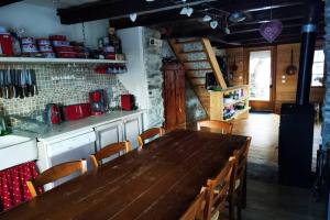 Les Allues的住宿－Le chalet du bas，一间带木桌和椅子的用餐室