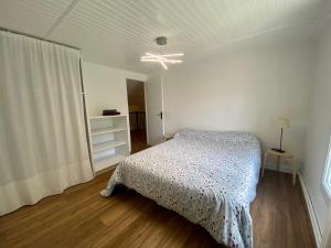 a bedroom with a bed and a ceiling fan at Sur la route des Vins Maison proche Saint Emilion in Sainte-Terre +13 photos