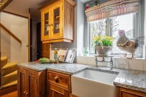 Kuchyň nebo kuchyňský kout v ubytování Teacup Cottage + 23 fotografií