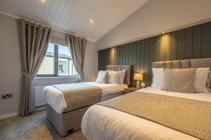 um quarto de hotel com duas camas e uma janela em 14 Westgate em Burnham Market