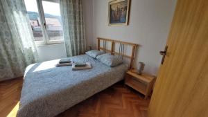 ein Schlafzimmer mit einem Bett mit zwei Handtüchern darauf in der Unterkunft Apartment LaTi in Dubrovnik