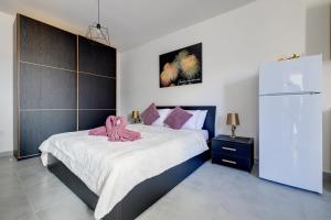 Katil atau katil-katil dalam bilik di Cosy 1BR Studio Central Location +27 gambar