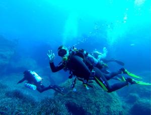 deux personnes font de la plongée sous-marine dans l'océan dans l'établissement Cosy 1BR Studio Central Location, à Sliema