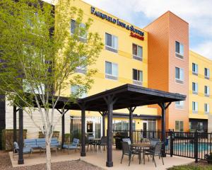 ein Hotel mit Tischen und Stühlen vor einem Gebäude in der Unterkunft Fairfield Inn & Suites by Marriott El Paso Airport in El Paso