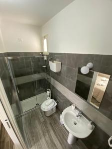 La salle de bains est pourvue d'une douche, de toilettes et d'un lavabo. dans l'établissement Accommodetion "Mare Grande", à Tropea