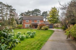 a house with a garden and a driveway at Harp Garden in Fakenham
