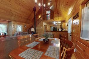een eetkamer en een woonkamer met een tafel in een hut bij Lazy Bear Lodge in Ranger