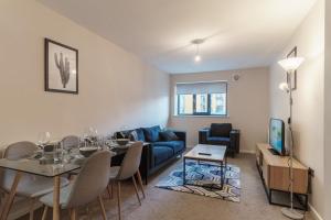 Posezení v ubytování Spacious 2 Bed Apartment in Manchester Centre + 20 fotografií