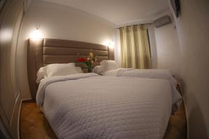 Postel nebo postele na pokoji v ubytování Hôtel Des Lilas