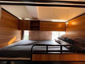 1 dormitorio con 1 cama con paredes de madera en Urban Pack, en Hong Kong