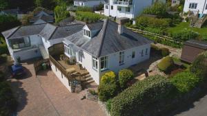 Una vista aérea de una casa con techo. en Little Coombe, en St Ives