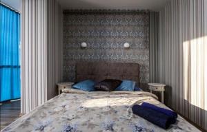 リヴィウにあるComfortable Apartmentsのベッドルーム(青い枕の大型ベッド1台付)