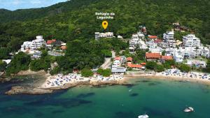 eine Luftansicht auf einen Strand mit einem Resort in der Unterkunft Refúgio da Lagoinha - Centro de Bombinhas in Bombinhas