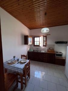 Una cocina con una mesa y un comedor. en Gian Petro Apartments, en Sidari