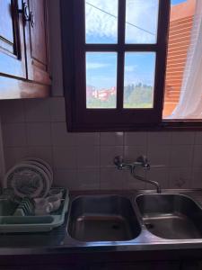 un fregadero en una cocina con una ventana encima en Gian Petro Apartments, en Sidari
